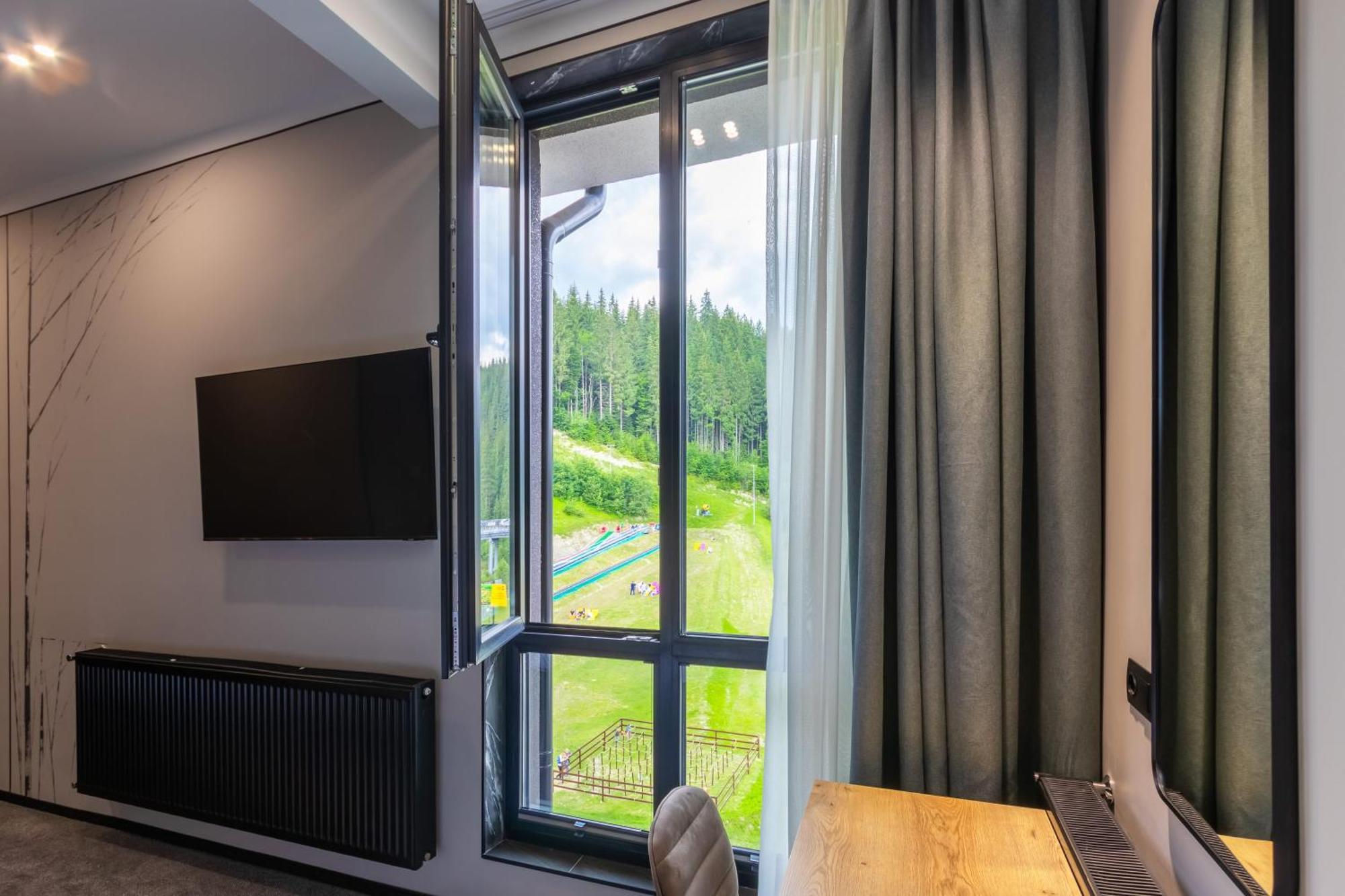 Shelter Apart Hotel Bukovel Bagian luar foto